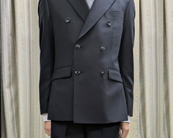 吟味したスーツのボタン”width=